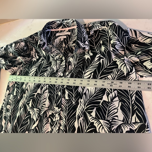 Foxcroft Top Black & White Palm Print Pink Thread Button Wrinkle Free Relaxed - Picture 8 of 11